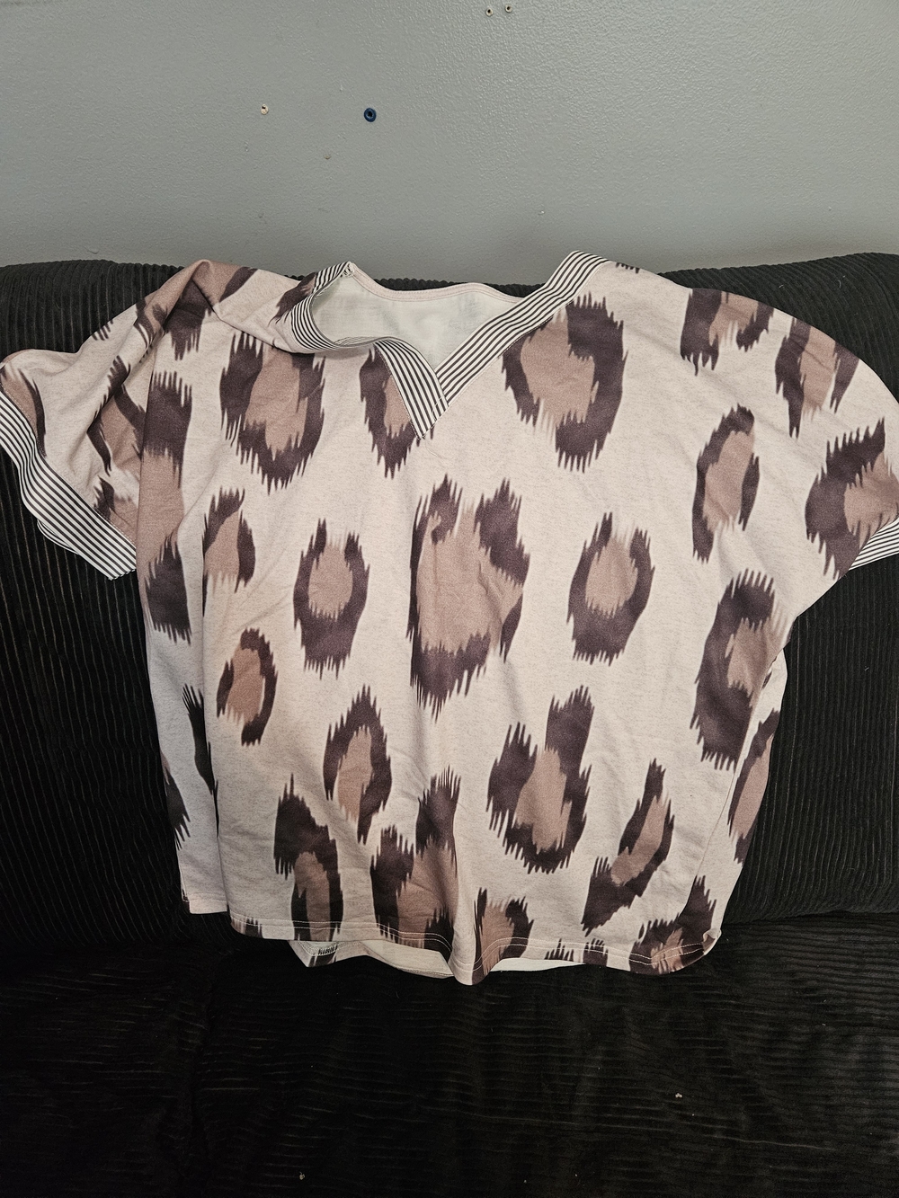 Leopard Print Short Sleeve V-Neck Tee in Light Pink